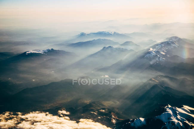 Paysage de montagne ensoleillé paisible — Photo de stock
