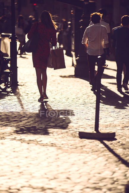 ROMA, ITÁLIA - JULHO 14 2016: Vista de rua com pessoas andando rua abaixo ao pôr do sol — Fotografia de Stock
