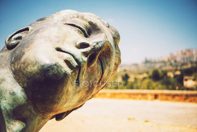 Крупним планом знімок голови статуї над розмитим квадратом — стокове фото