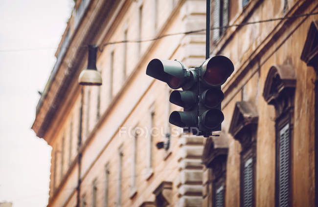 Semaforo appeso sulla scena della strada a Roma — Foto stock