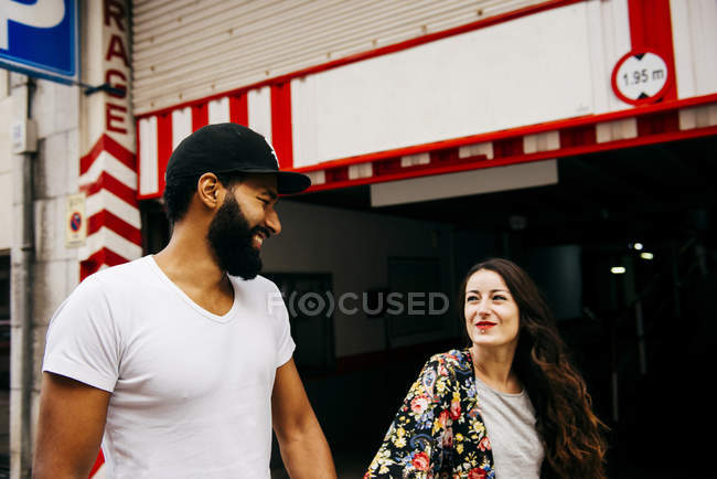 Любящая пара, идущая по улице — стоковое фото