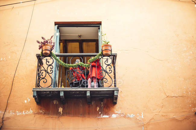 AYACUCHO, PERU - 30 ДЕКАБРЯ 2016: Нижний вид двух девушек, стоящих на балконе — стоковое фото