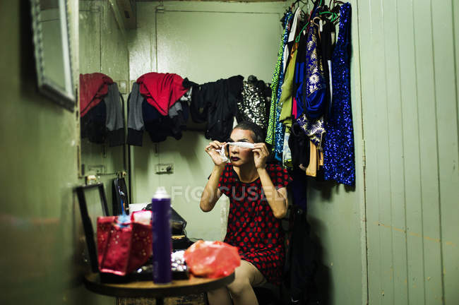 KAULA LUMPUR, MALASIA- 26 FEBRUARY, 2016: Man in dress and applying makeup in dressing room — Stock Photo