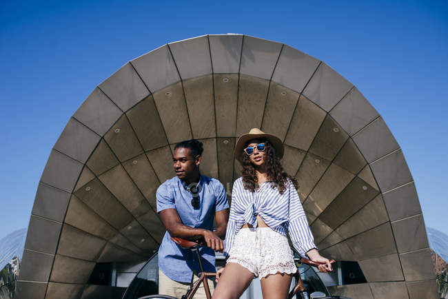 Paar stützt sich auf Fahrrad — Stockfoto