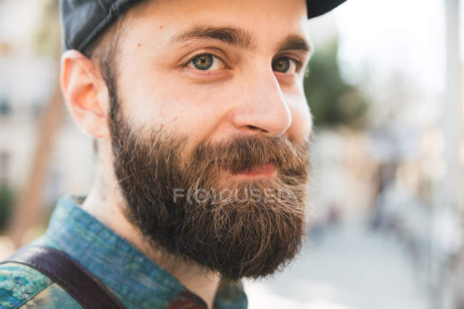 Крупним планом портрет бородатого мужчини фотографіях хтось дивитися вбік — стокове фото