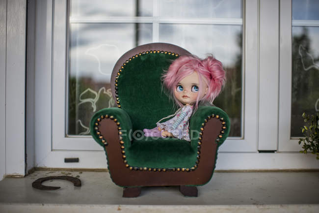 Vista da vicino della bambola moderna dai capelli rosa seduta su poltroncine — Foto stock