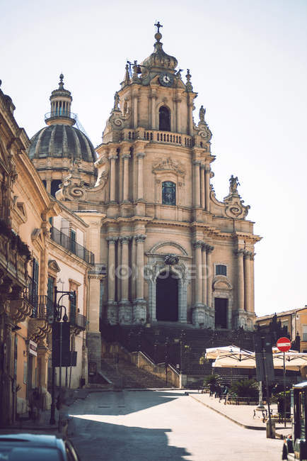 Vista exterior da fachada da Catedral ornamentada no dia ensolarado — Fotografia de Stock