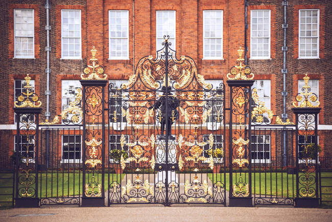 London, UK - October 13, 2016:Antique golden gates to Kensington palace in Hyde Park. — Stock Photo