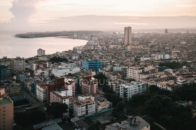 Vue aérienne sur la ville cubaine urbaine et la mer des Caraïbes. — Photo de stock