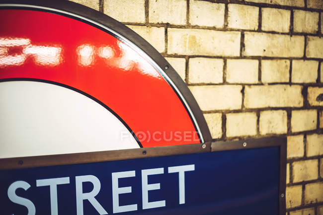 ЛОНДОН, Великобритания - 14 ОКТЯБРЯ 2016: Вид на знак Лондонского метрополитена вблизи — стоковое фото