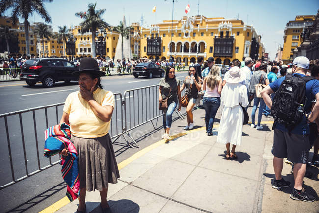 LIMA, PÉROU - 26 DÉCEMBRE 2016 : Femme autochtone marchant sur la place à la mairie — Photo de stock
