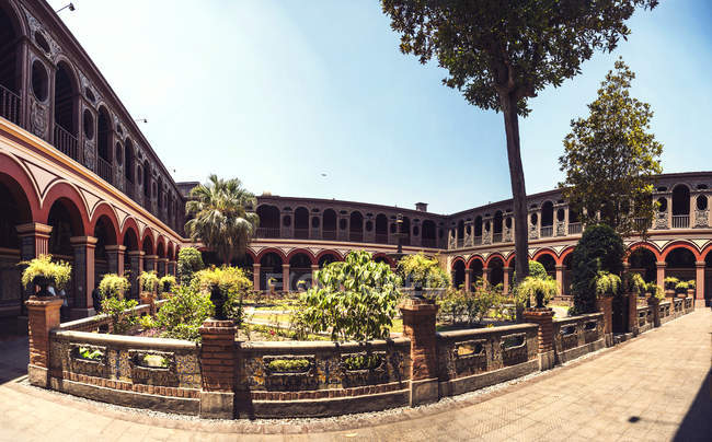 Patio del Convento de Santo Domingo en Lima, Perú . - foto de stock