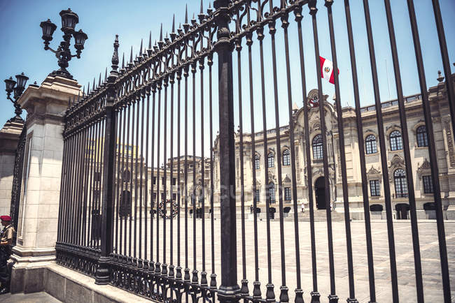 Regierungspalast in Lima durch Zaun gesehen. — Stockfoto