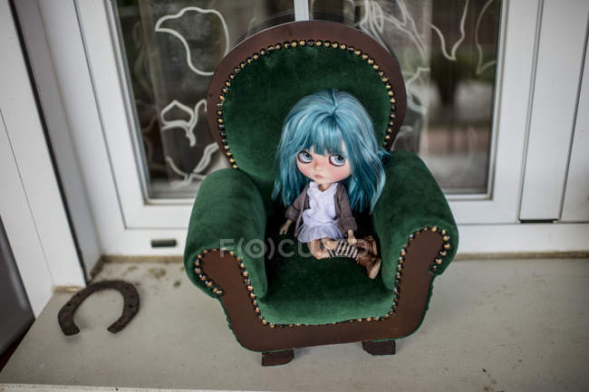 Vue rapprochée de poupée moderne aux cheveux bleus assise sur de petits fauteuils — Photo de stock