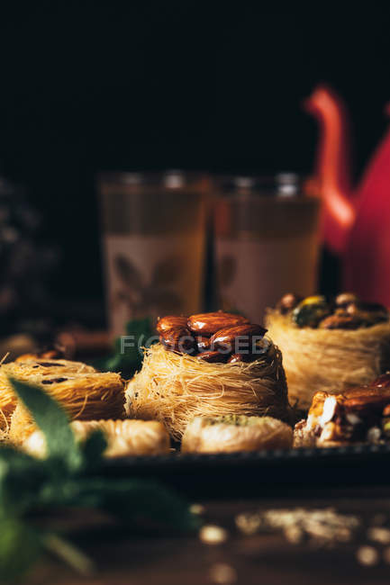 Natura morta della pasticceria siriana con noci in tavola — Foto stock