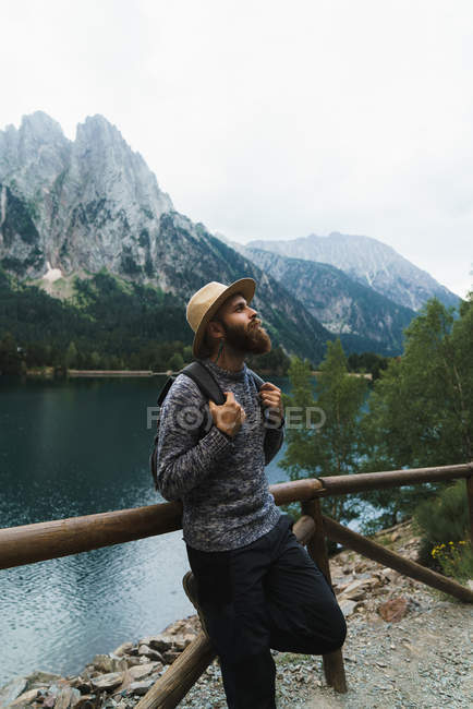 Красивый турист у горного озера — стоковое фото