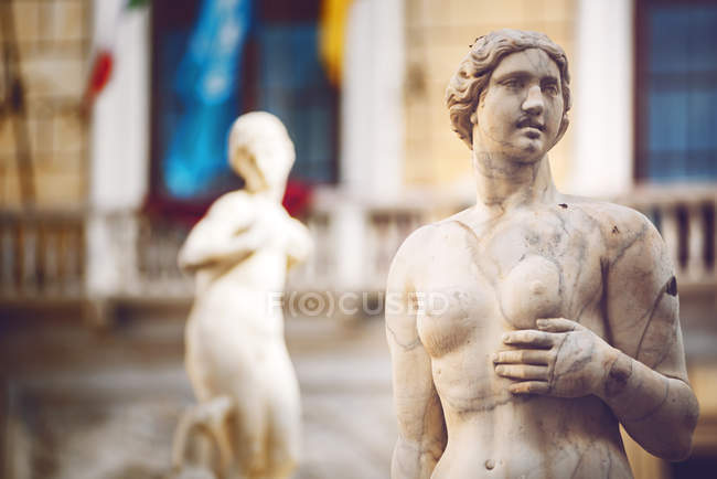 Vista detallada de la fuente barroca con estatuas desnudas en la plaza Pretoria en Palermo, Sicilia, Italia - foto de stock