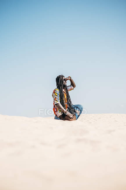 L'uomo sulla sabbia distoglie lo sguardo — Foto stock