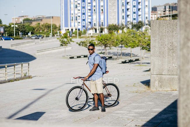 Homem de pé com bicicleta — Fotografia de Stock