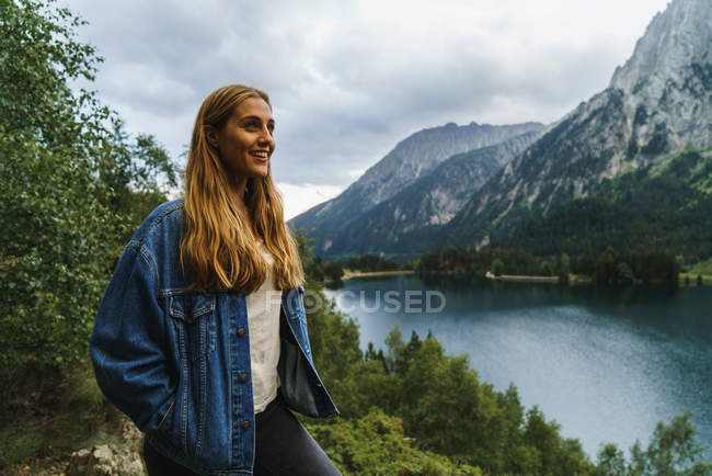 Femme blonde au lac — Photo de stock
