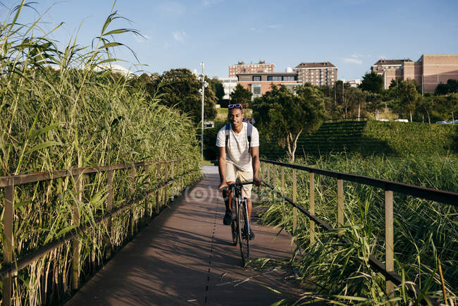 Mann fährt Fahrrad auf Promenade — Stockfoto