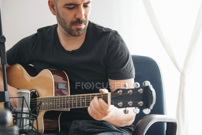 Junger Mann nimmt Gitarren in seinem heimischen Tonstudio auf. — Stockfoto