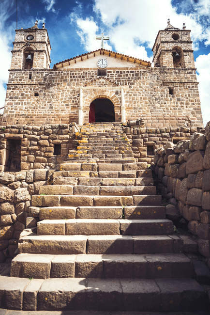 Escaliers en pierre de la vieille église construite sur les ruines du temple Inca . — Photo de stock