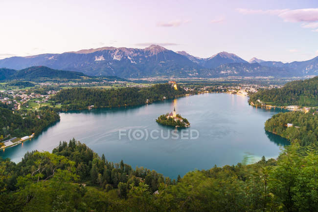 Piccola isola nel lago — Foto stock