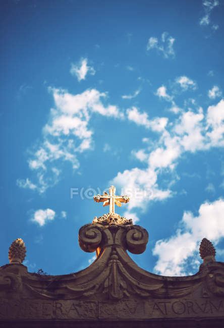 Blick von unten auf die Domfassade gegen den Himmel — Stockfoto