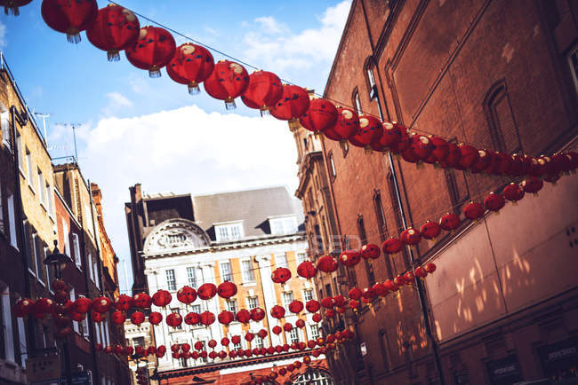 Lignes de lanternes en papier dans la région de Chinatown — Photo de stock