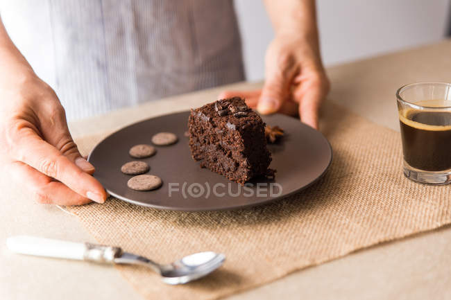 Кухар, який подає торт і каву — стокове фото