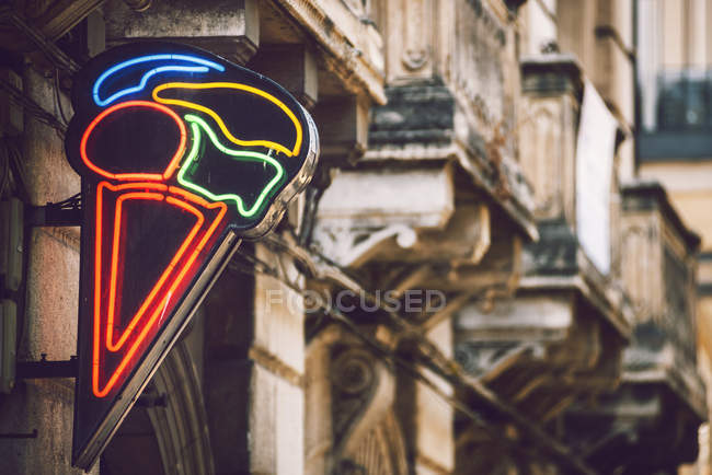 Detalhe da fachada com sinal de sorvete de néon — Fotografia de Stock