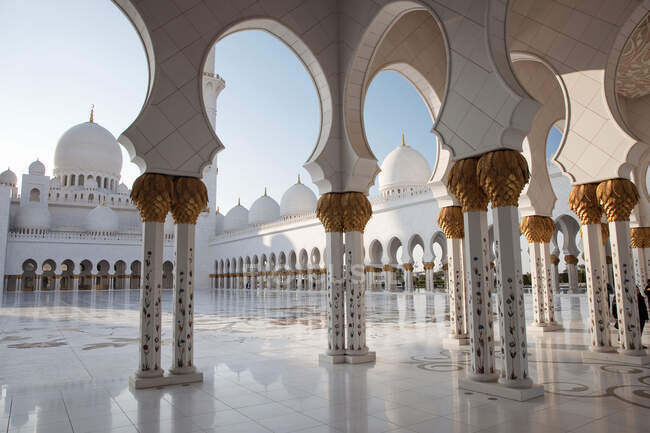 Ornamentale Säulen des orientalischen weißen Palastes — Stockfoto