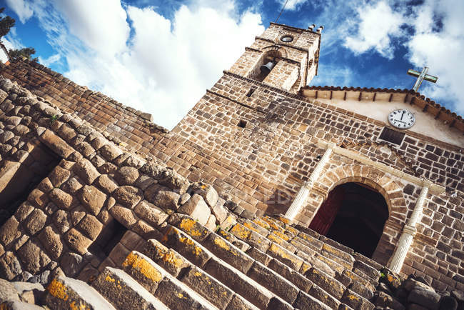 Tilt постріл антикварні церква, розміщені на древній храм інків — стокове фото