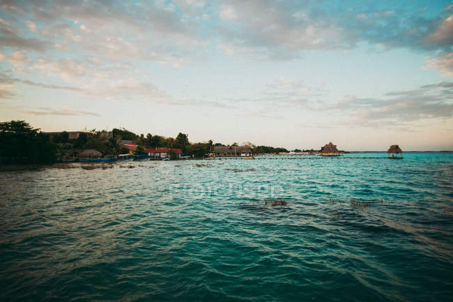 Küste mit Ferienanlage und türkisfarbenem Wasser — Stockfoto
