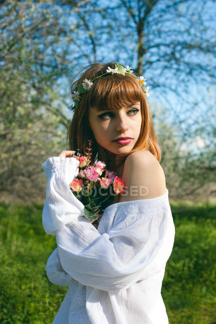 Menina sensual com flores na natureza — Fotografia de Stock