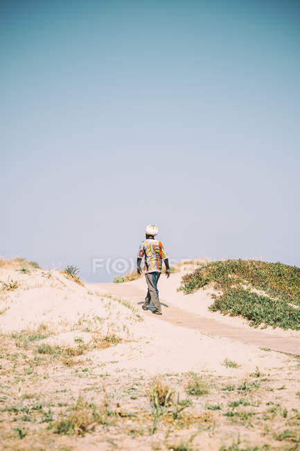 Homme anonyme marchant sur la jetée — Photo de stock