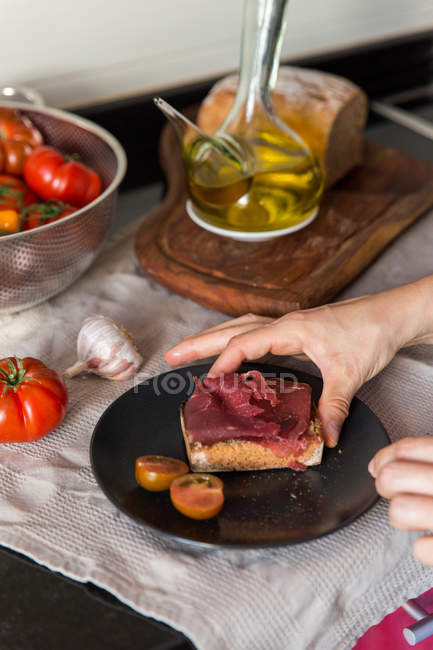 Cook serving ham sandwich — Stock Photo