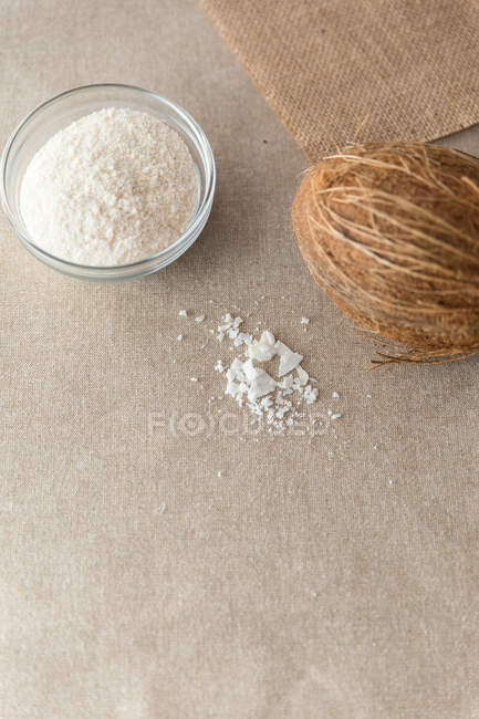 Geschredderte Kokosnuss auf dem Tisch — Stockfoto