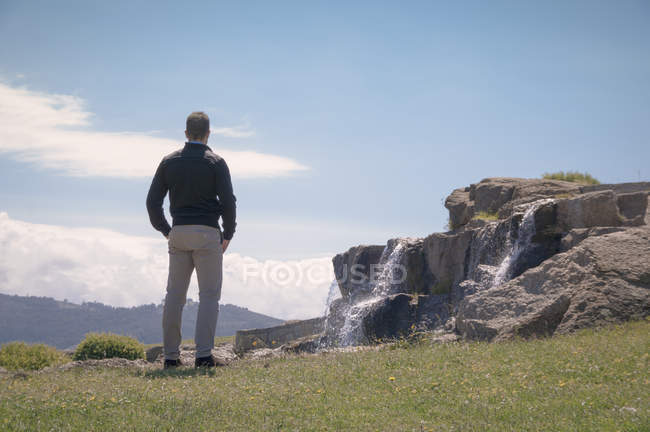 Visão traseira de admirar cachoeira parque dia de primavera ensolarado — Fotografia de Stock