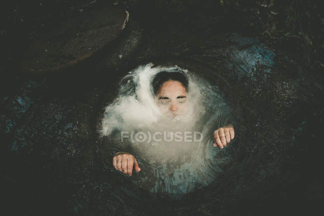 Жінка плаває з поверхні колодязя води — стокове фото