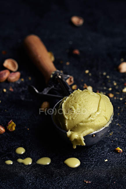 Nature morte de la cuillère avec boule de crème glacée — Photo de stock