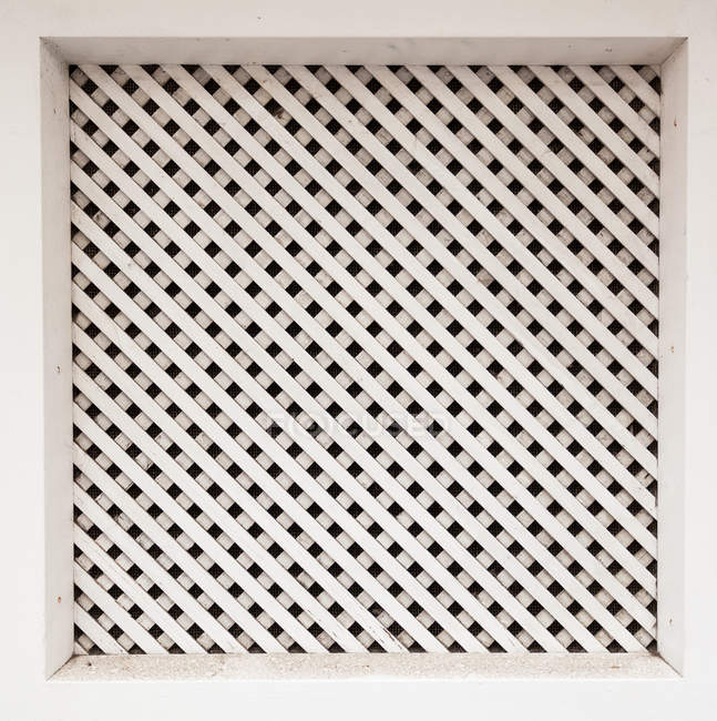 Nahaufnahme eines weißen Holzgitters in einer quadratischen Nische — Stockfoto