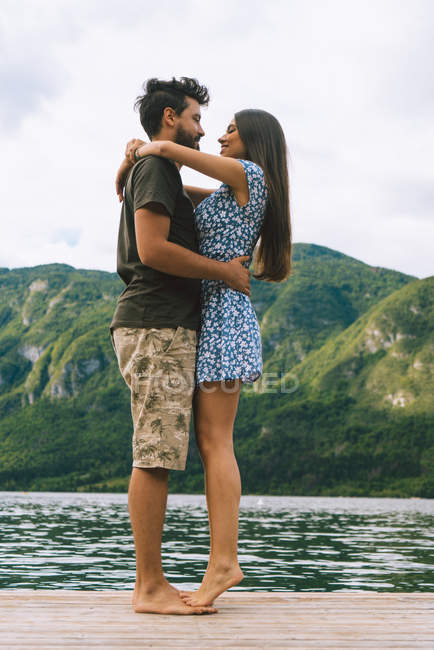 Paar posiert auf Seebrücke — Stockfoto
