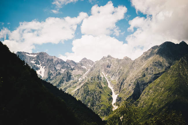 Paisagem idílica de falésias verdes sobre paisagens nebulosas cênicas — Fotografia de Stock
