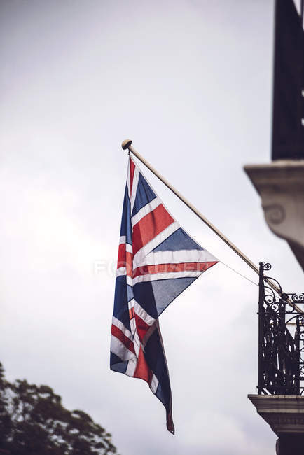 Drapeau britannique sur le balcon contre le ciel . — Photo de stock