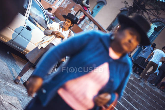 AYACUCHO, PERÚ - 30 DE DICIEMBRE DE 2016: Mujer mayor alegre de pie en la calle y mirando a la cámara - foto de stock
