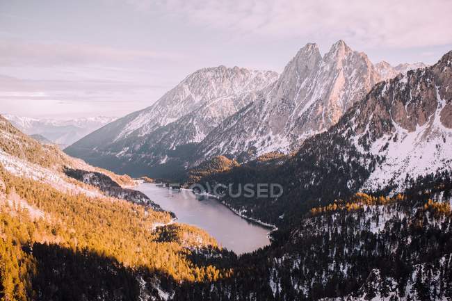 Montanha lago entre cumes — Fotografia de Stock