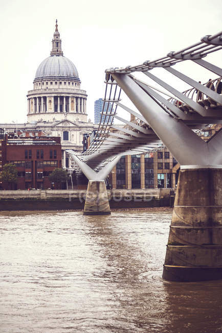 Pont piétonnier en métal moderne traversant la rivière — Photo de stock