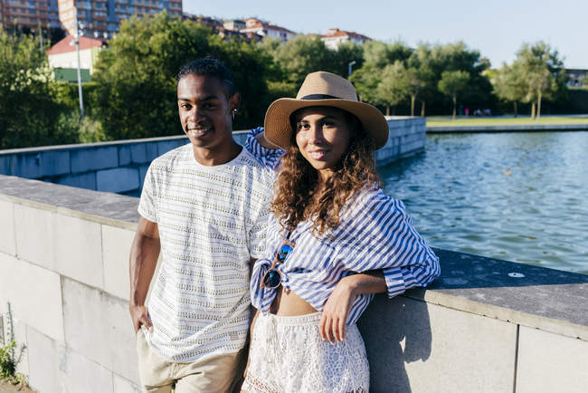 Couple posant devant la balustrade fontaine — Photo de stock